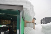 2012年3月の状況：屋根の雪は厚い層のまま落下している。