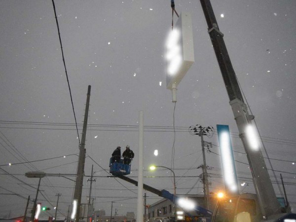 雪の中の建て方となりました。不思議に作業が終わると雪がやむものです。